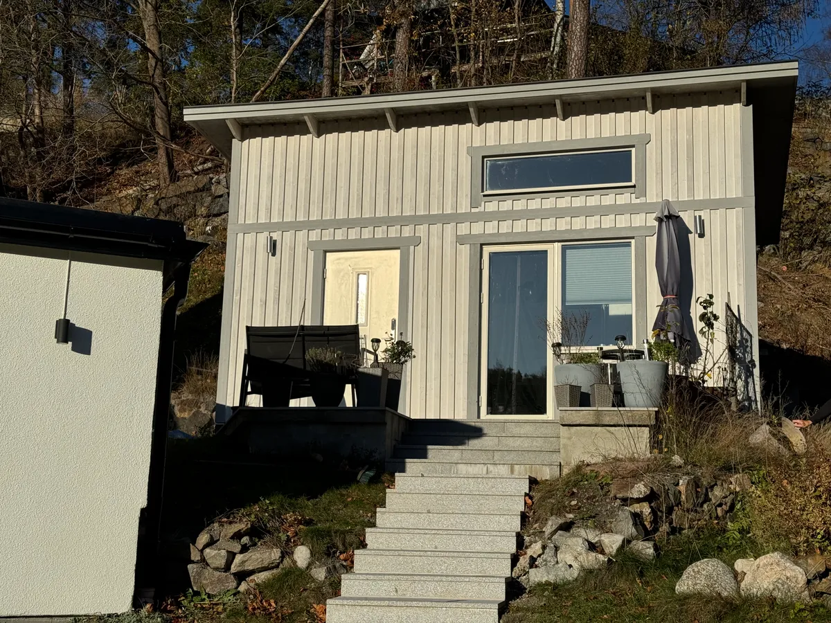 Stuga på Saltsjöbadsvägen i Saltsjö-duvnäs