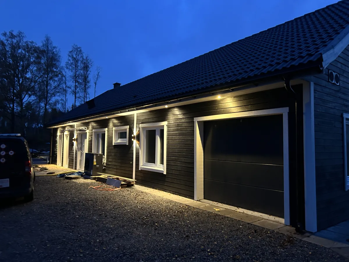 Hus på Skoklostervägen i Häggeby